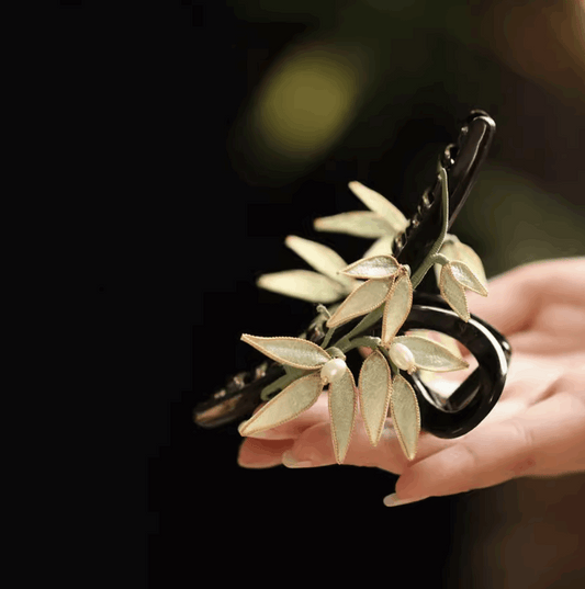 claw clip with green leaf holding on hand palm