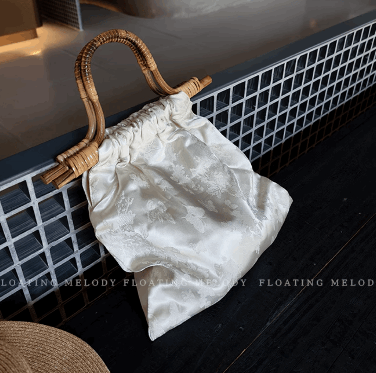 white bag with wood handle chinese style lay down