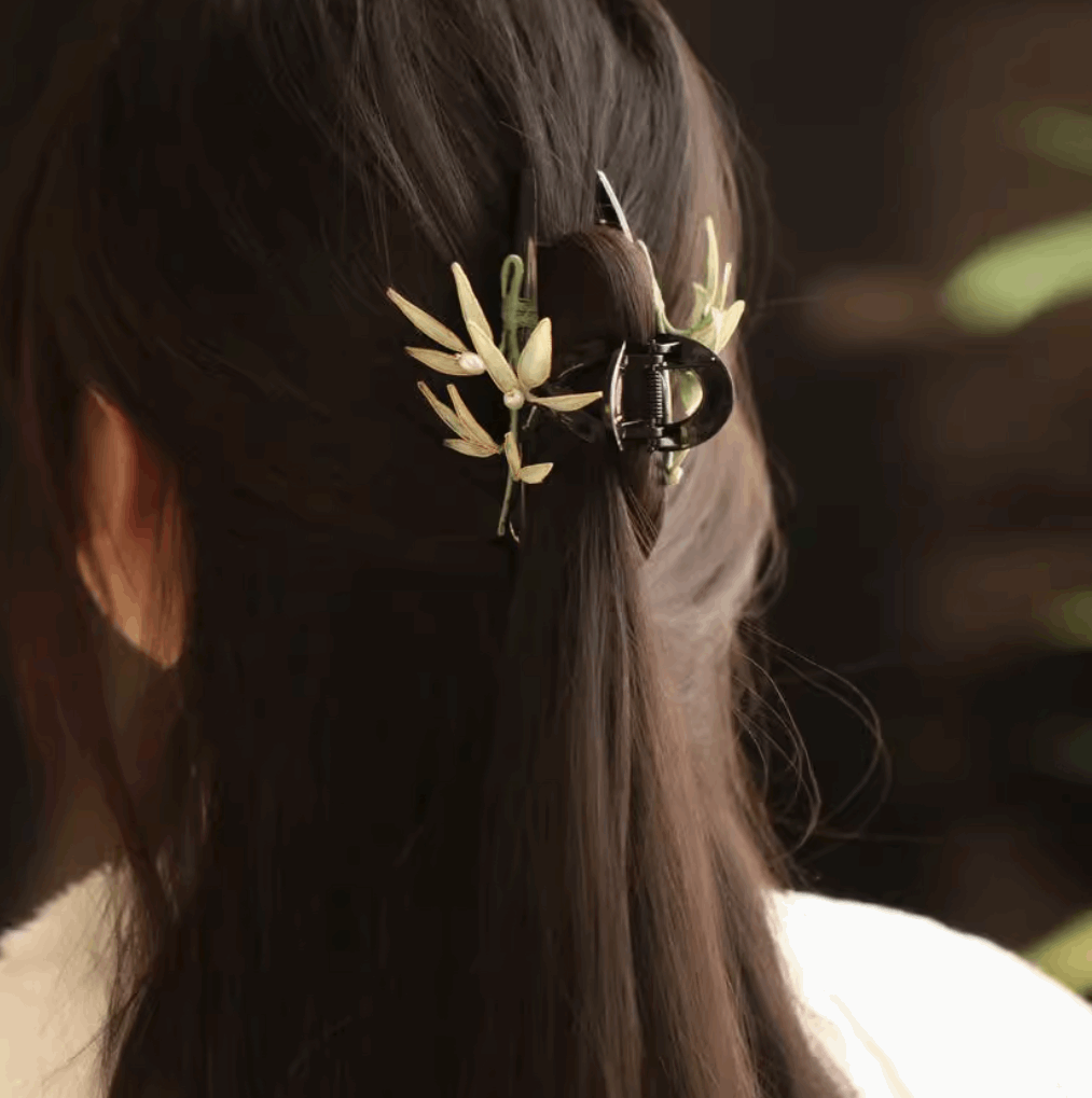 claw clip with green leaf holding on hair