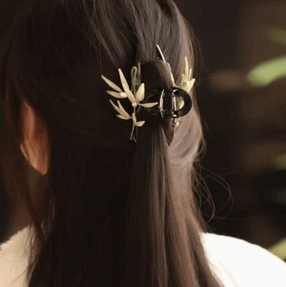 claw clip with green leaf holding on hair