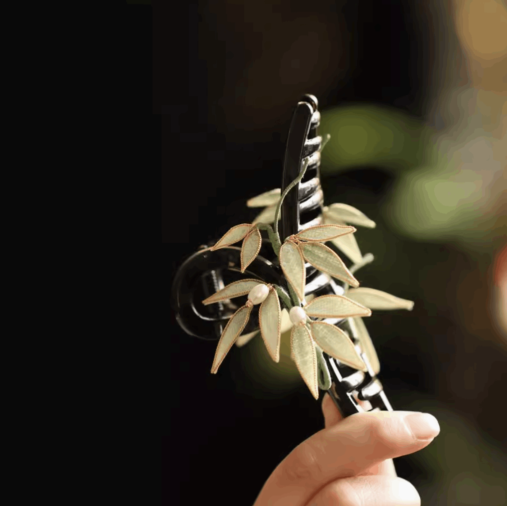 claw clip with green leaf holding on hand