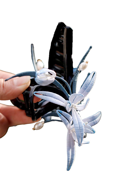 claw clip 2 on hand