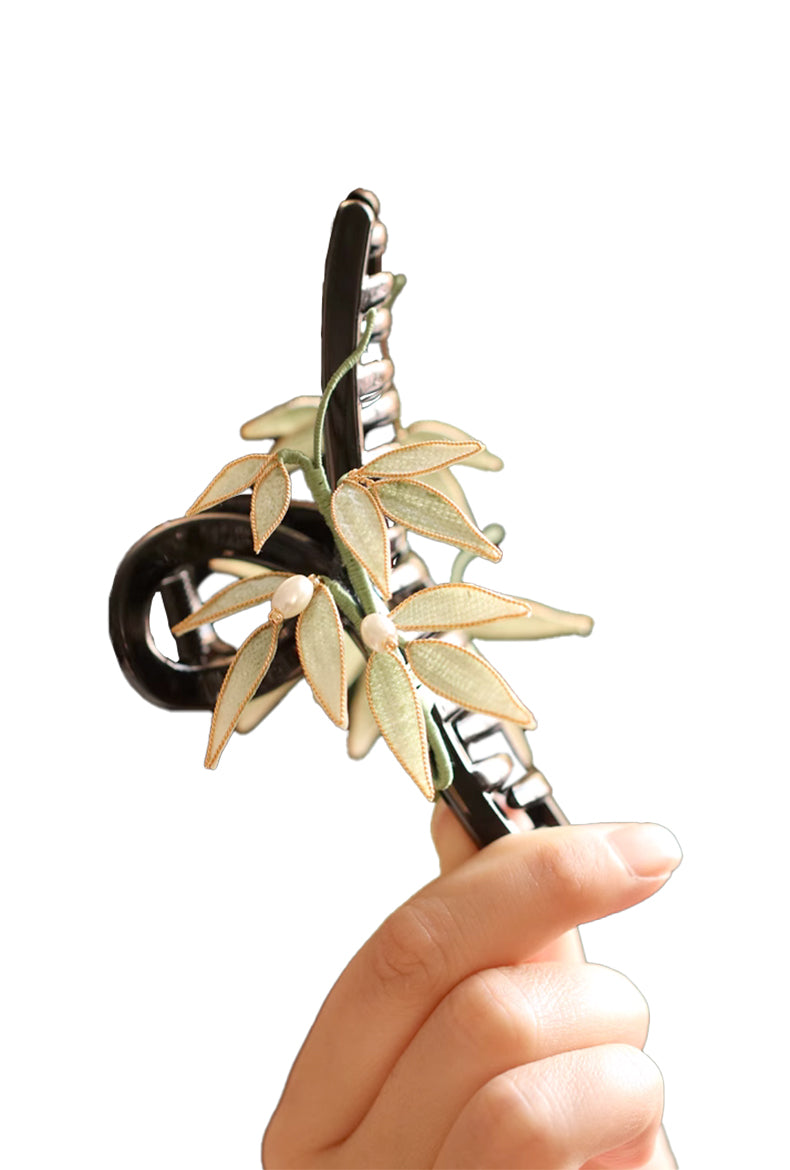 claw clip with green leaf