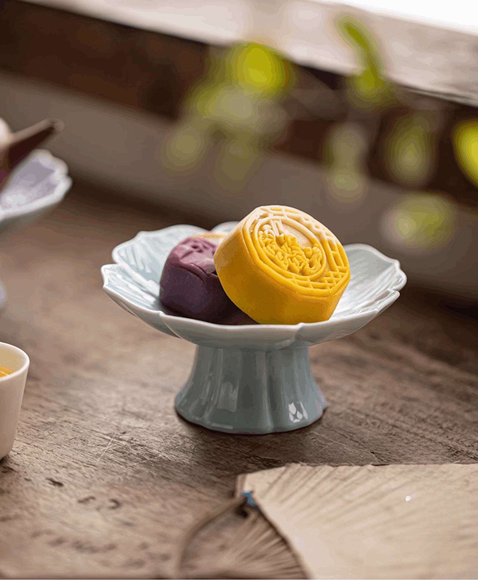 light blue serving platter have mooncake